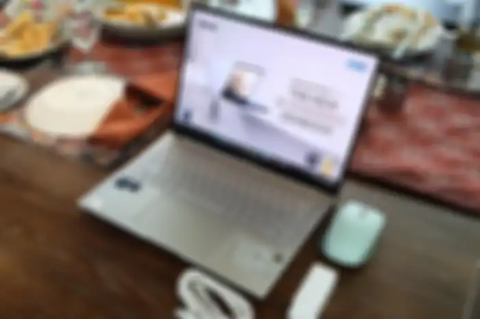 Kombinasi Kombo ASUS Zenbook 14 OLED, SmartO Mouse MD200, dan ASUS 65W USB-C GaN
