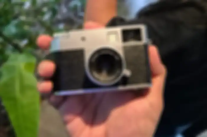 Kamera Fujifilm X Half hadir dengan desain retro, fitur 2-in-1, dan dukungan aplikasi pintar untuk pengalaman fotografi vertikal yang kreatif.