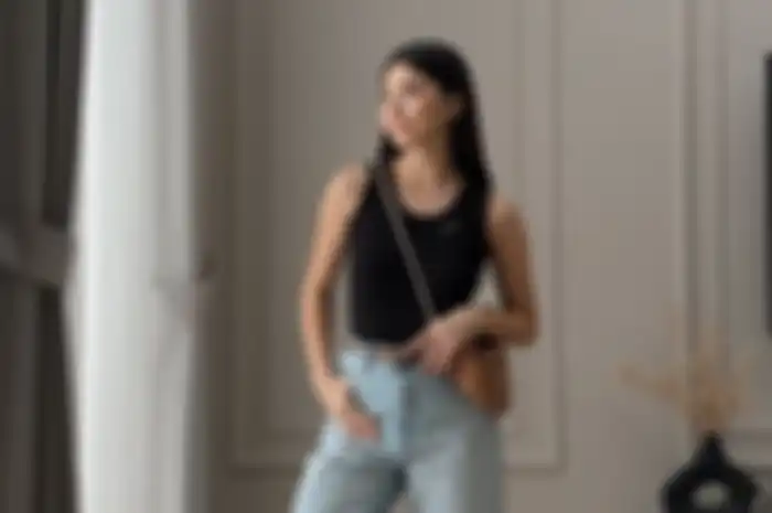 Kreasi mix-and-match dari koleksi UNIQLO x ANYA HINDMARCH T-SHIRT SHOP ala sederet selebgram Tanah Air.