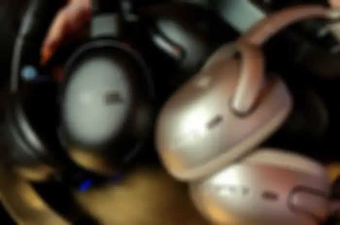JBL Tour One M3 Smart TX dengan fitur Auracast yang memungkinkan kita terhubung dalam beberapa headset sekaligus 
