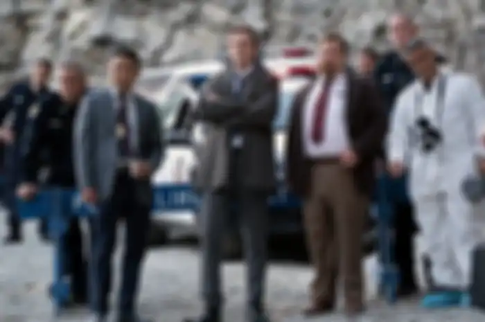 Eddie Yu sebagai Detective Park, Liam Neeson sebagai Frank Drebin Jr. and Paul Walter Hauser sebagai Ed Hocken Jr. dalam film The Naked Gun dari Paramount Pictures. 