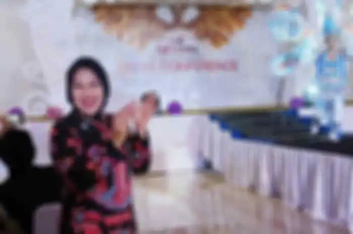Sekjen INASGOC, Sylviana Murni, bersama talent dengan kostum bertema olahraga dalam promosi dan sosi