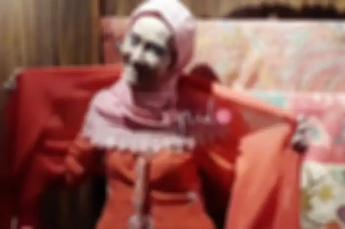 Laila Sari, menuju kepemakaman hanya diantar ratusan ojol. Tidak tampak artis pada saat itu.