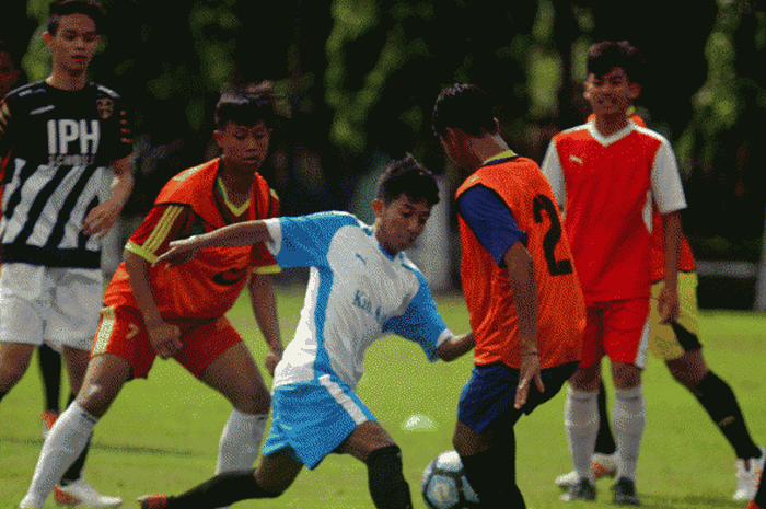 Berikut contoh gerak lokomotor, gerak manipulatif, dan gerak non lokomotor, yang digunakan oleh para pemain sepakbola.