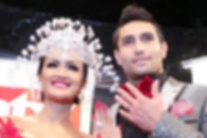 Julia Perez dan Gaston Castano bertunangan di Jakarta pada Rabu (4/12/2013) malam dan acara mereka itu disiarkan langsung melalui program Campur Campur ANTV.
