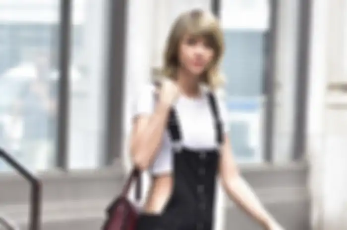 Intip 10 inspirasi memakai overalls dari Taylor Swift dan para sahabatnya.