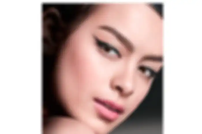 Dalam waktu singkat, bisa menciptakan riasan cat eye favorit kita! 