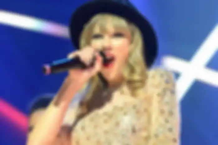 Celana Taylor Swift yang ketat ini bikin camel toe terlihat. 