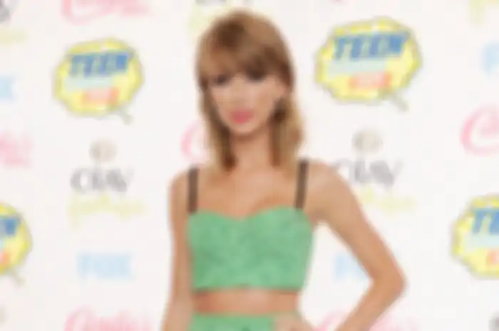 Inspirasi Gaya Crop Top Taylor Swift