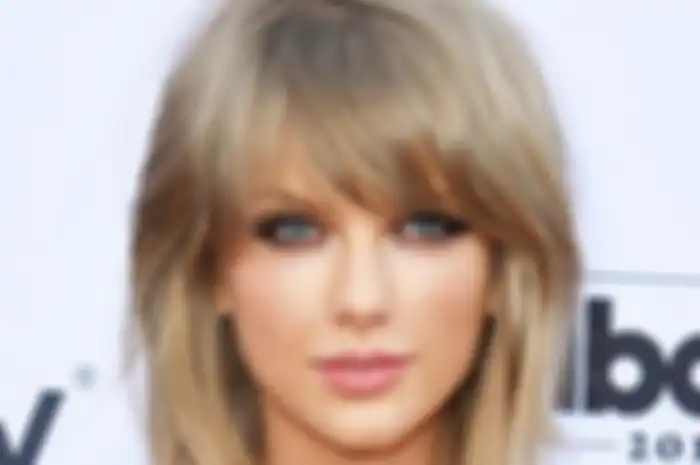 Taylor Swift yang terkenal dengan gaya vintagenya, sudah cukup sering menggunakan gaya rambut shaggy