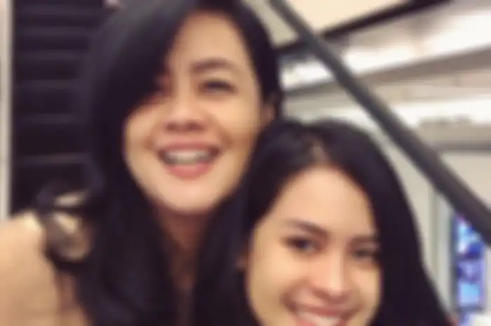 7 Seleb Cewek Indonesia yang Kompak Banget Sama Ibunya. Jadi Mirip Adik Kakak, Deh!