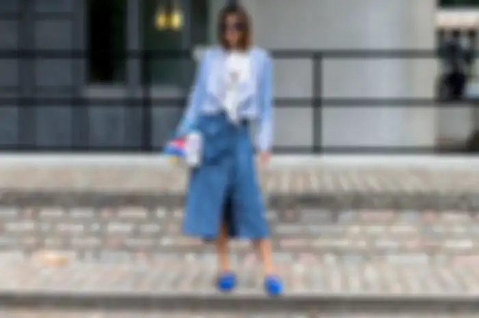 rok denim, mudah buat dipadupadankan dan bikin gaya casual makin kece (foto: dok. hips.hearstapps.com)