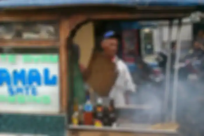 Ini Pengakuan Tukang Sate Yang Tetap Berdagang di Tengah Ledakan di Sarinah
