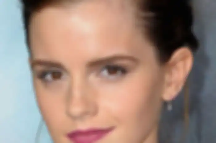 Tips Memakai Lipstik Ungu Ala Emma Watson