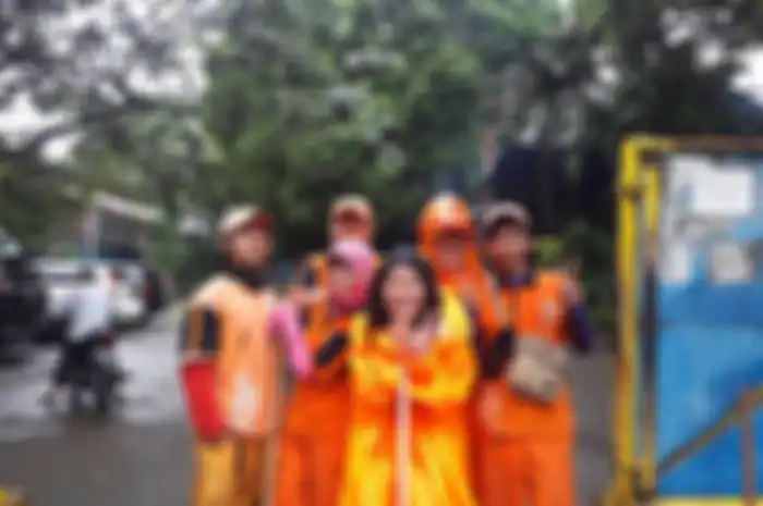 Saya bersama para petugas PPSU Kelurahan Sukabumi Utara, saat mencoba sehari menjadi petugas PPSU.