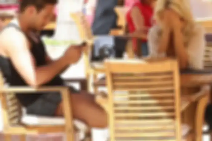 Tips Menghadapi Pacar Yang Suka Menyembunyikan Handphone Miliknya