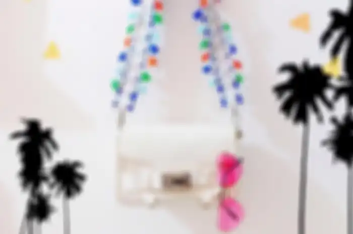Lagi Ngehits! Bikin Tas Jadi Enggak Membosankan dengan 10 Statement Strap Ini