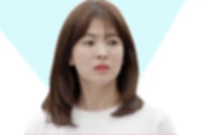 Mumpung lagi sering hujan, bisa nih niru gayanya Song Hye Kyo.