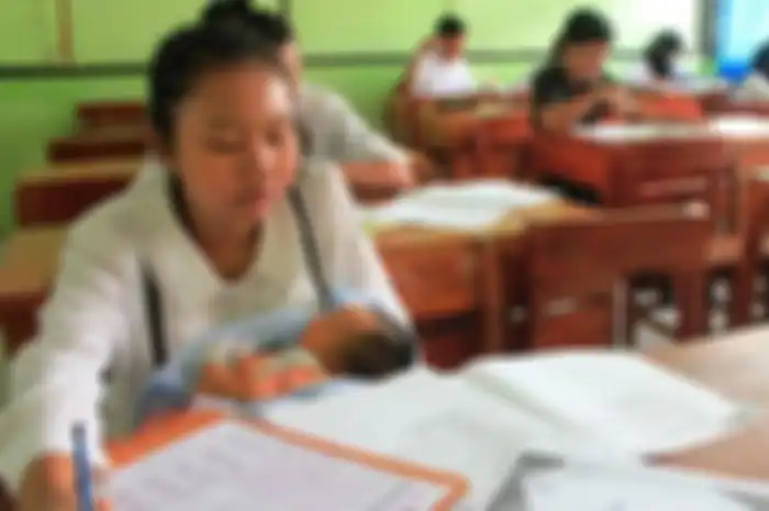 Siswi Kerjakan Ujian Nasional Sambil Gendong Bayi