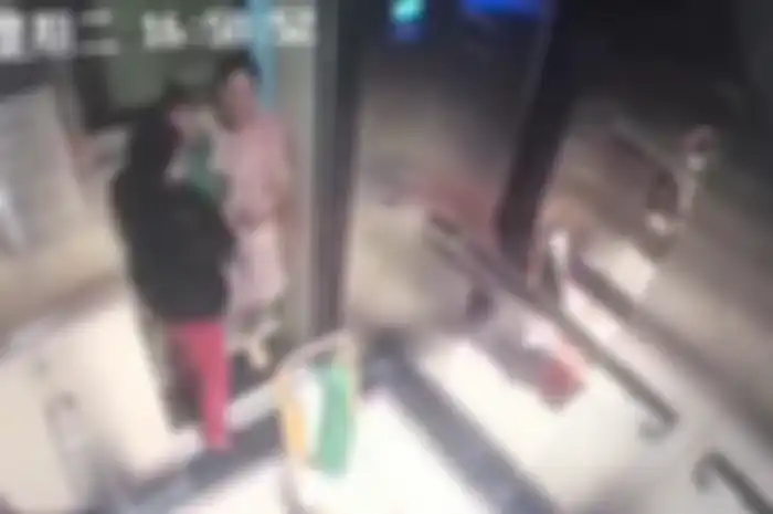 Seorang anak dibawa naik lift oleh babysitter