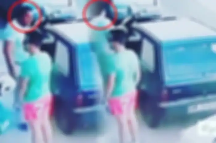 Pria yang dilingkaran merah, lakukan hal tak terduga
