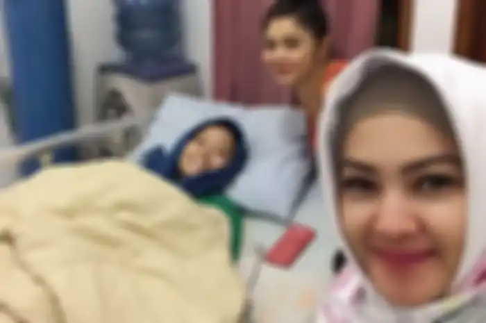 Renita Sukardi masih menjalani perawatan di Rumah Sakit Cipto Mangunkusumo (RSCM), Jakarta Pusat.