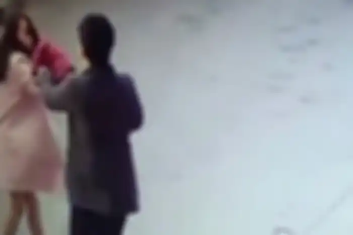 Wanita ini dipukuli hingga gegar otak oleh seorang petugas pengiriman