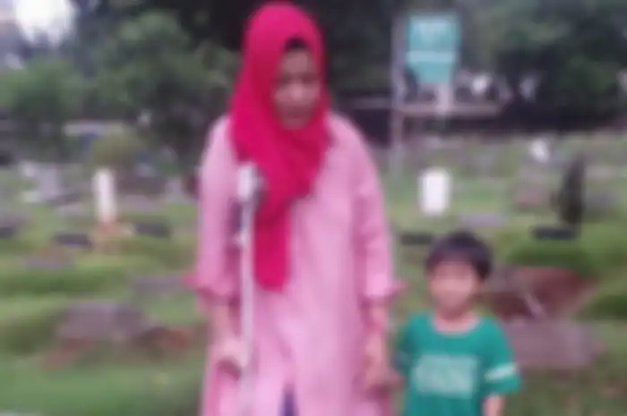 Renita Sukardi mengunjungi makam ibundanya.