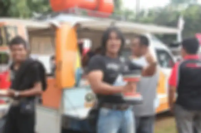 Agung Hercules dengan Bakso Barbel miliknya