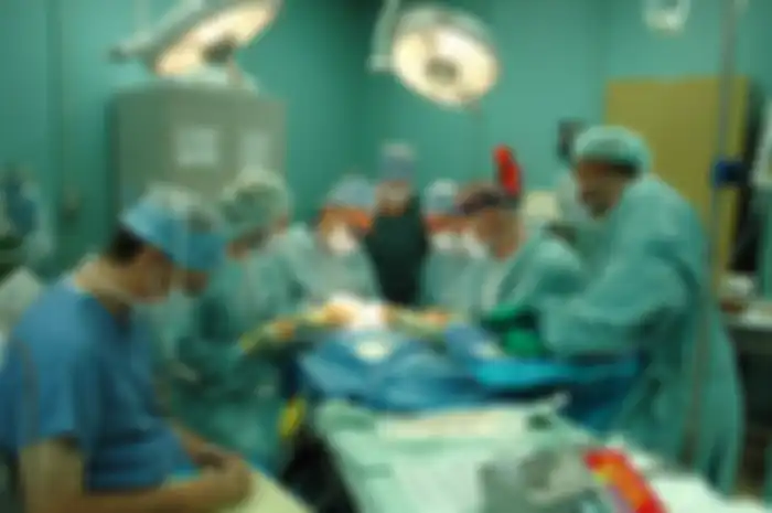 dokter bedah di ruang operasi