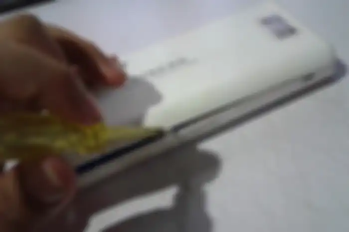 Seorang wanita asal Malaysia kaget saat membuka powerbank yang baru dibelinya