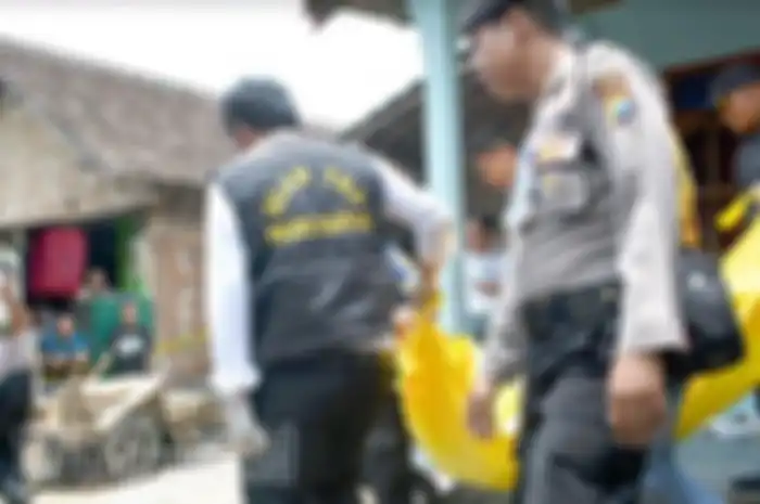 Polisi mengevakuasi jasad korban yang dihantam palu hingga tewas oleh ayahnya sendiri.