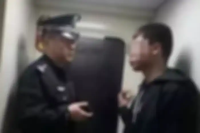 Ma Jiansheng melakukan naik kereta api Qingdao di provinsi Shandong timur.