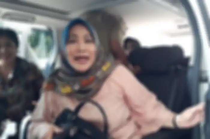 Yenny Rachman saat dijumpai Grid.ID sesaat setelah keluar dari lobby RSCM, Kamis (20/4/2017). 
