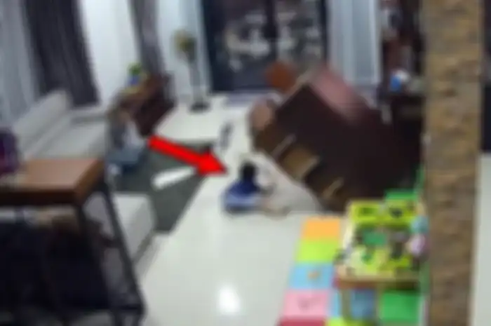 Rekaman CCTV yang memperlihatkan detik-detik lemari hendak menimpa seorang bocah | Elite Readers