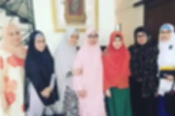 Eva Arnaz (berhijab hitam motif bintik) tampak bersama sahabatnya, Astrie Ivo, usai menghadiri sebuah pengajian.