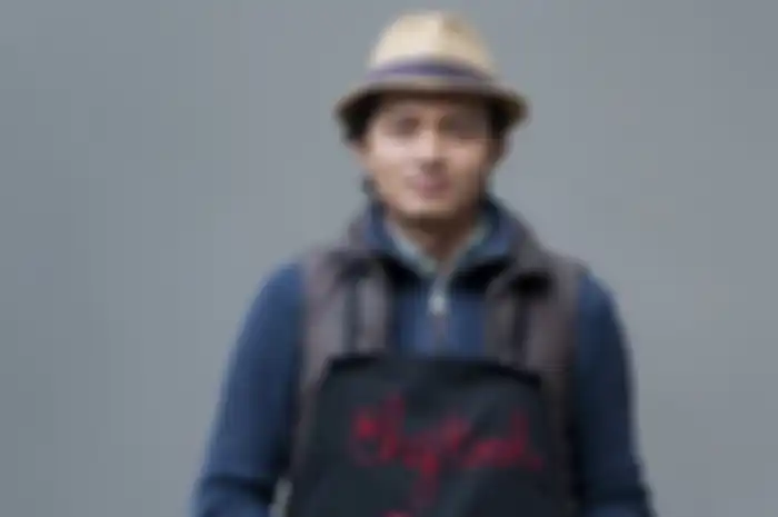 Cowok Keren Ini Pilih Jualan Sate di Swiss, Gajinya Wis Wis Kayak Direktur BUMN, Sis!