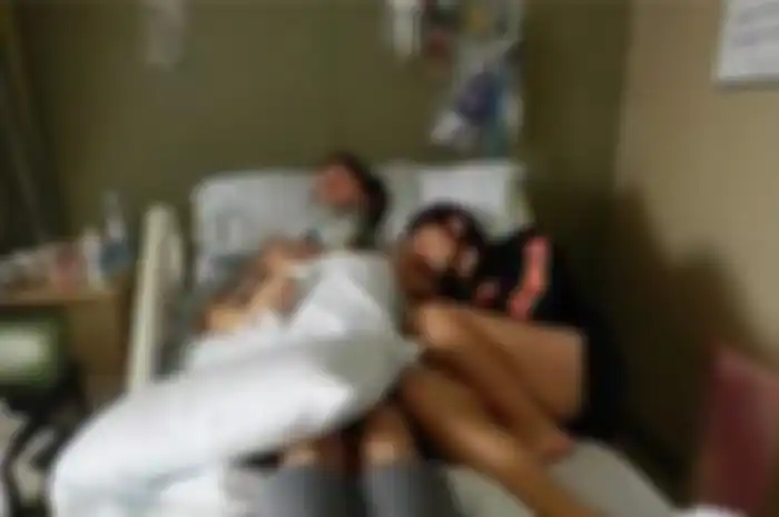 Danielle menemani Matt yang masih koma