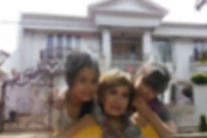 yana zein dan anak-anaknya. rumah yana zein di cinere depok 