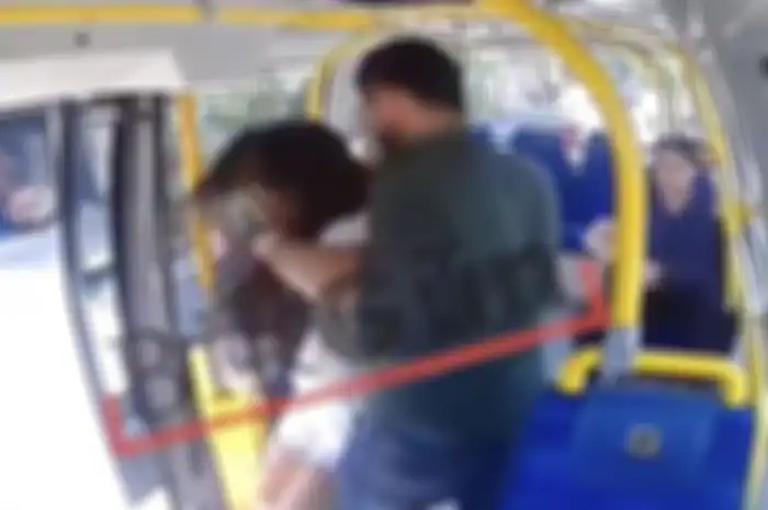 Saat sang wanita diserang di dalam bus