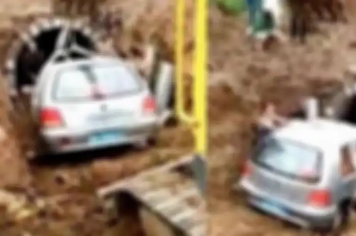 Jenazah dikuburkan bersama mobil