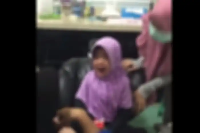 Menangis tak mau dibuka jilbabnya