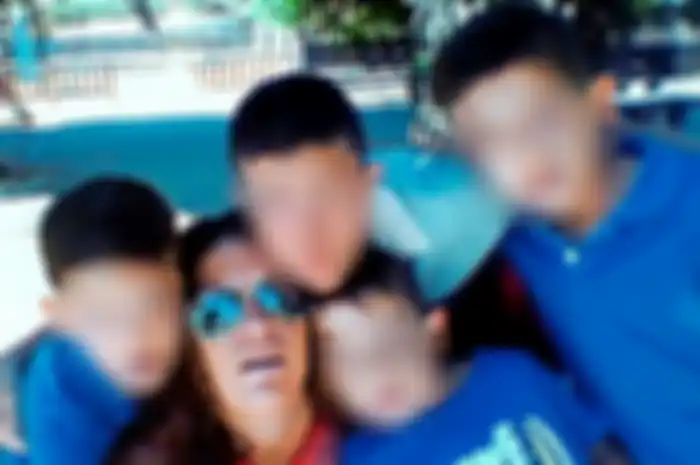 Ibu dan keempat orang anaknya.