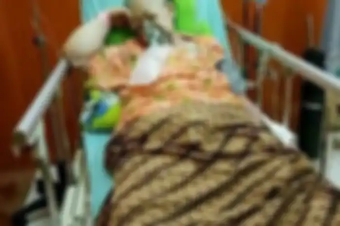 Hj. Sa’Amah binti Saidih, istri komedian H. Malih saat masih dirawat di Rumah Sakit Sukanto, Jakarta Timur.