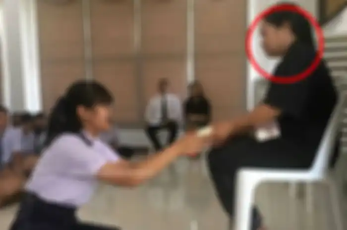 Siswa begitu menghormati tukang sapu sekolah mereka.