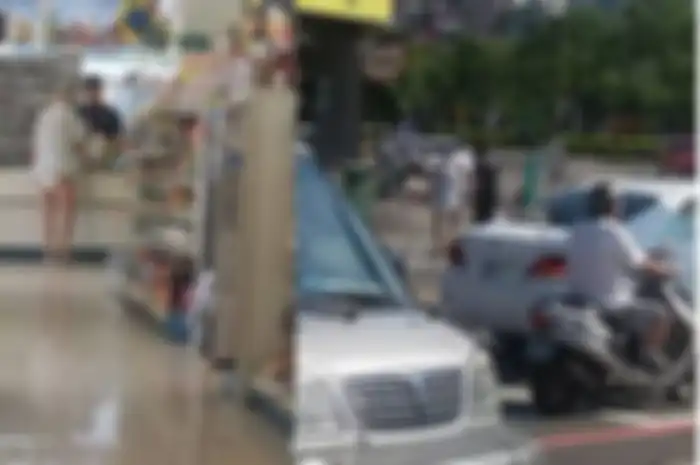 Seorang kakek pergi ke swalayan memakai popok