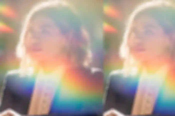 Penampilan cantik America Ferrera dengan dress