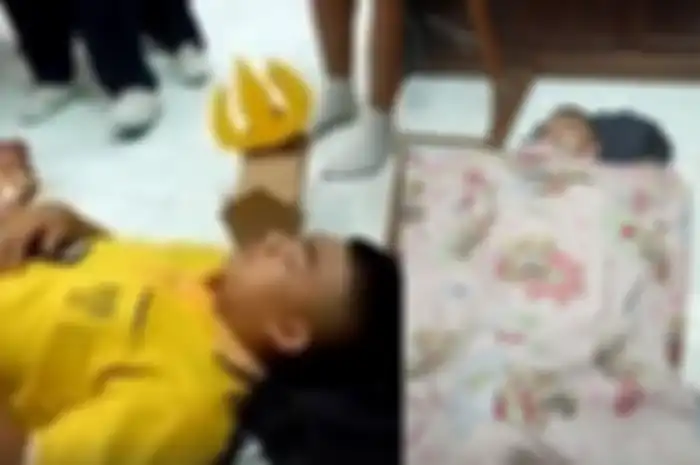 Bocah ini tertidur di kelas
