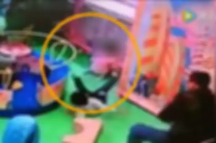 Seorang anak terjungkal akibat ditendang lelaki dewasa