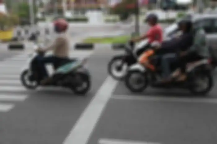 Ilustrasi pengendara motor terobos lampu merah.